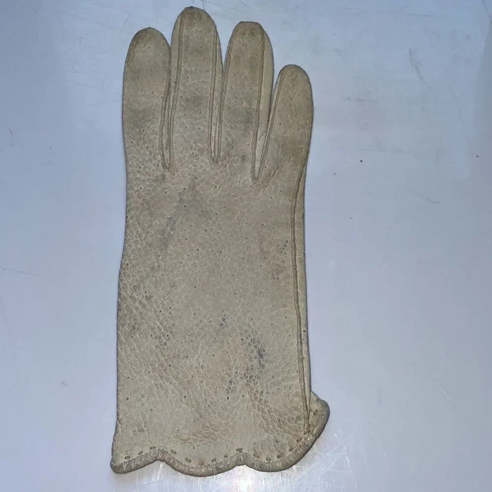 Vtg‎ 50s/60s light gray pebbled Leather gloves with scalloped hems at wrist